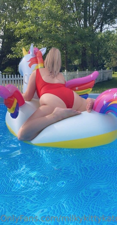 milkykittykate sexy model img