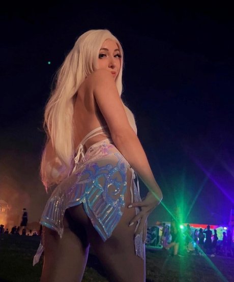 HowToMia sexy actress gallery