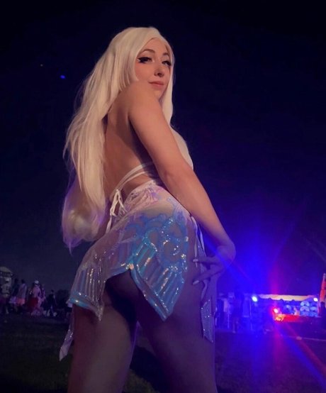 HowToMia star naked images