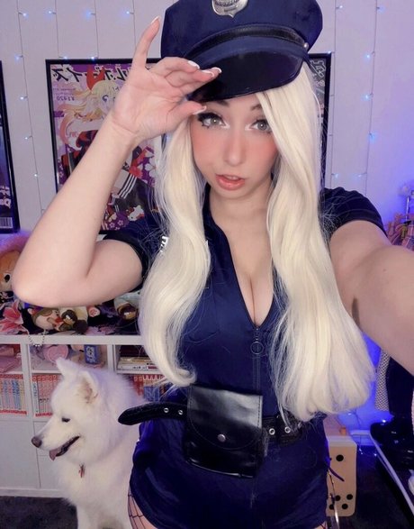 HowToMia pornstar naked img