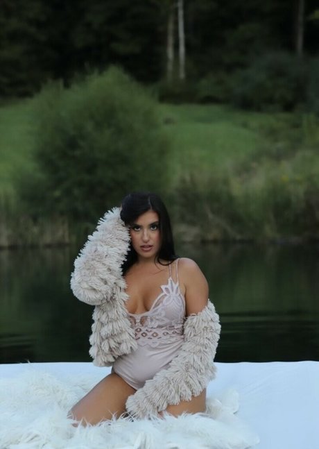 Amanda Chilelli hot star pictures