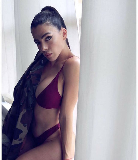 danellaurbaytv model nude images