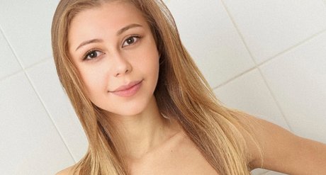 sarahisizzu model sexy image