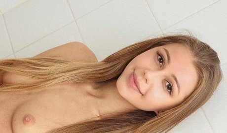 sarahisizzu model nudes pictures