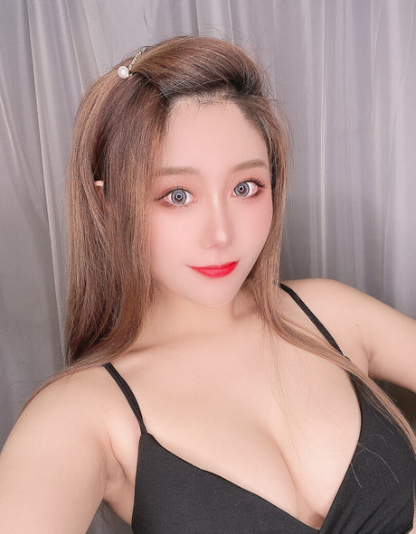 Uying erotic model picture