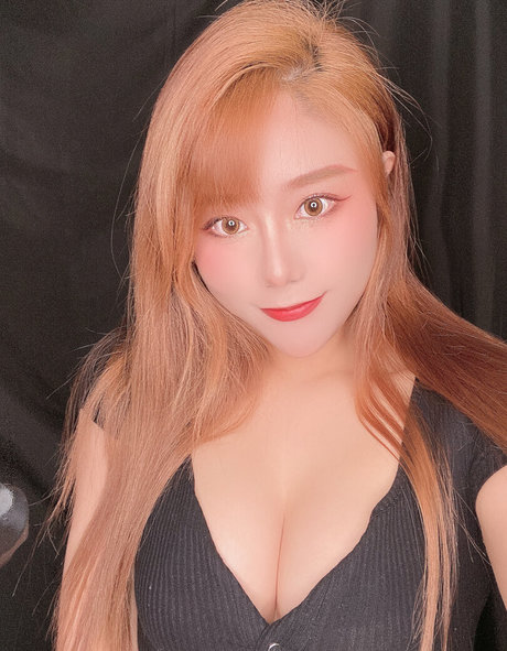 Uying pornographic model picture