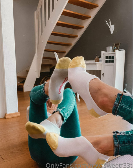 novasweetf33t naked model image