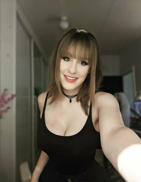 RaeRaeSenpai nude model photos