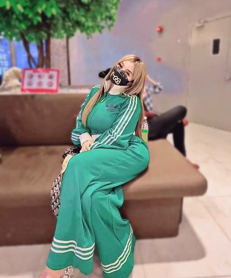 MekSarrah exclusive actress image