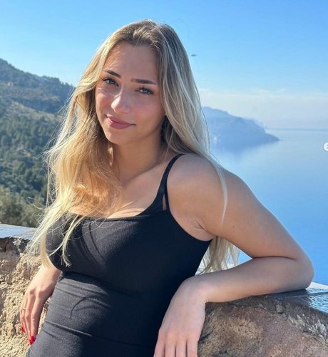 Delfine Stal pretty pornstar images