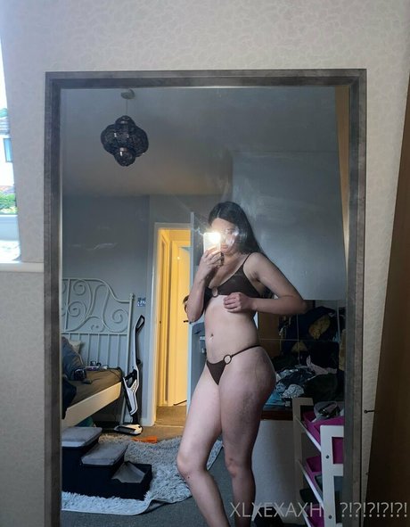 leahshorty art actress photo