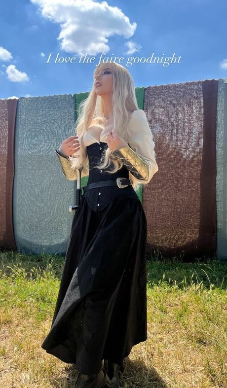 Bridget Boltz naked model img