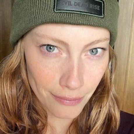 Alyssa Sutherland model hot photo