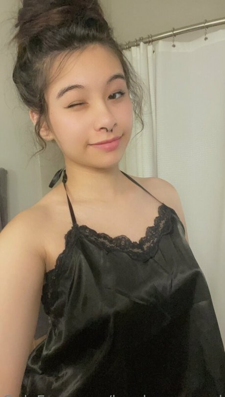 lewdgamermel model nude picture