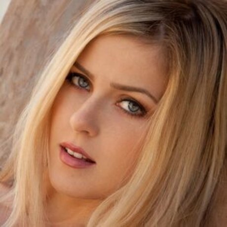 Abigaile Johnson hot star picture