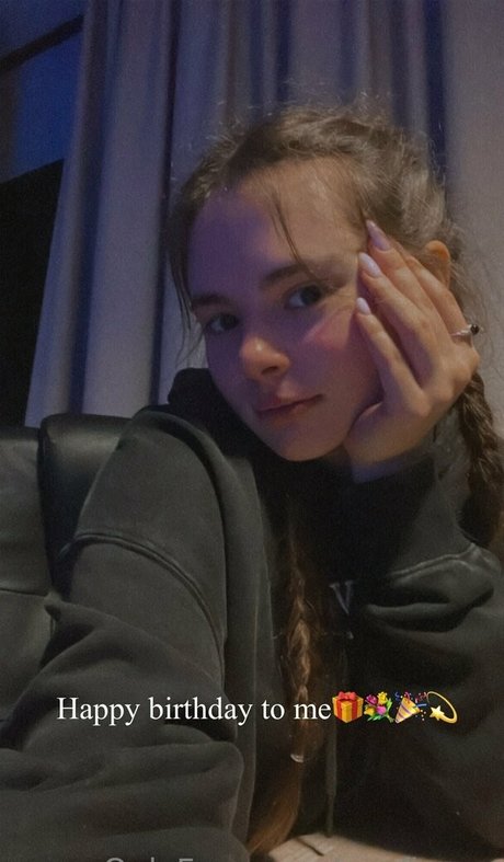 Apofigeaa naked model image