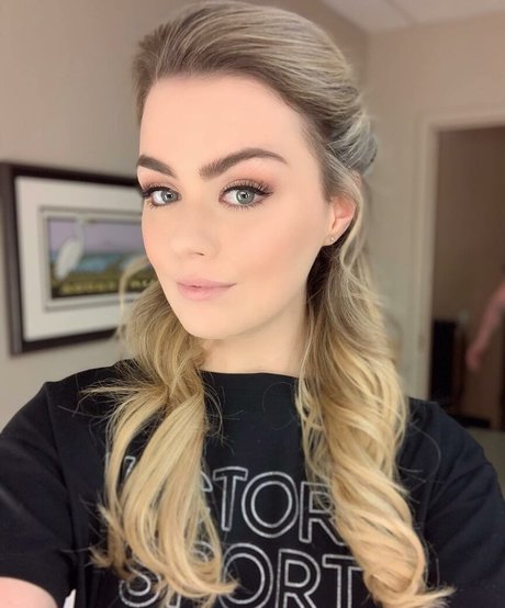 Megan Walsh star erotic photos