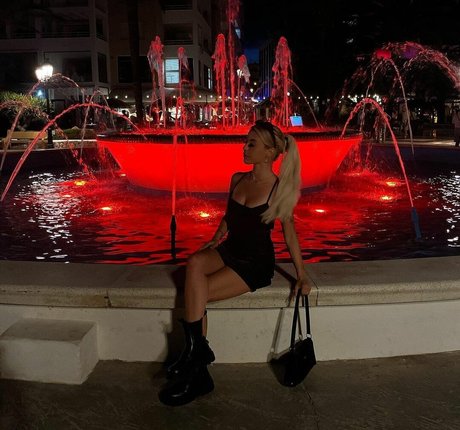 ellenofficial pornstar nude photo