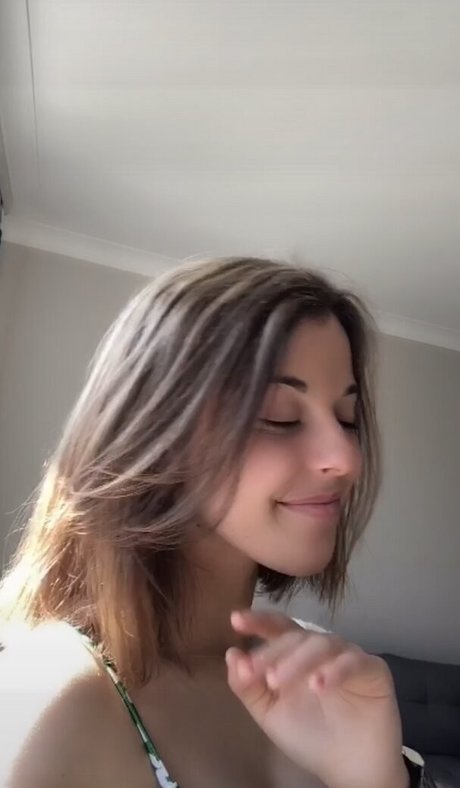 ellenofficial naked model photo