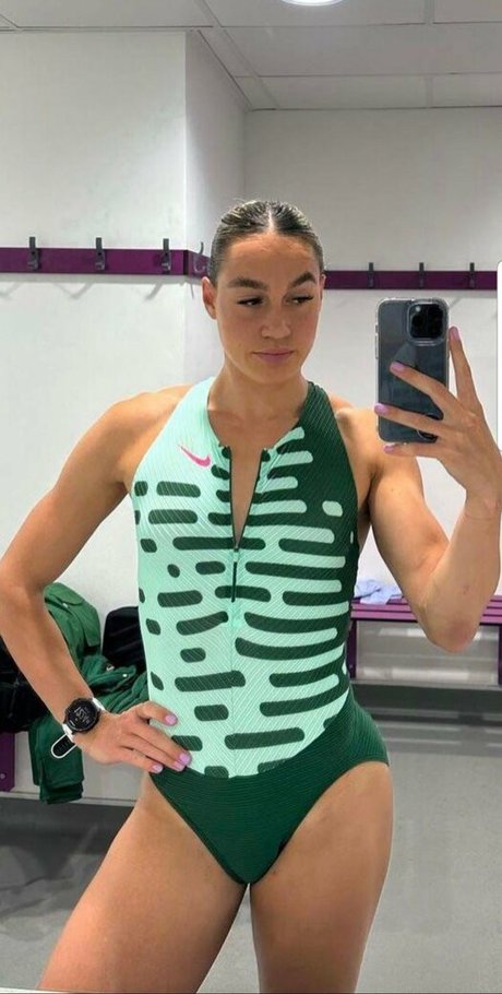 Holly Mills sexy actress image