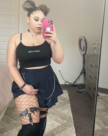 Sadiebbyc model porn gallery