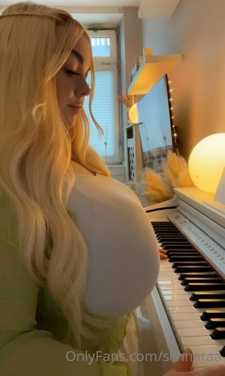 Schnataa pornographic model photos