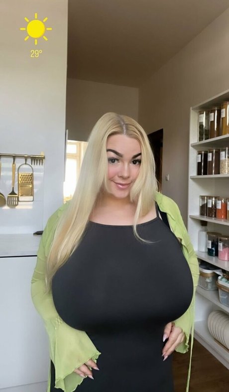 Schnataa model pretty pic