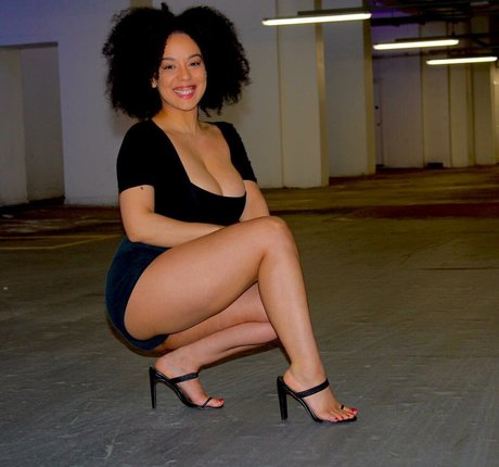 Feelinfree porn model image