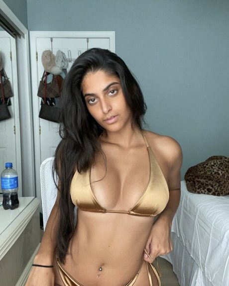 Happy Barot sexy star image