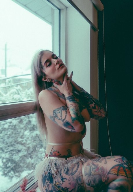 Katie Hollow free pornstar pic