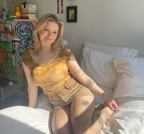 daisy world model naked pictures