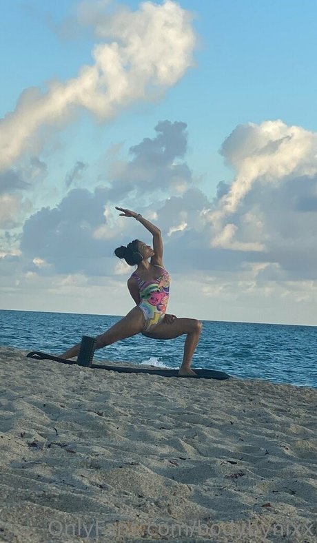 bodybynixx model top picture