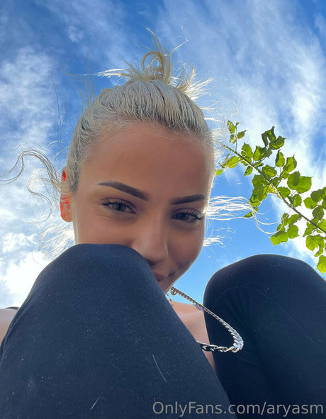 aryasm model top picture