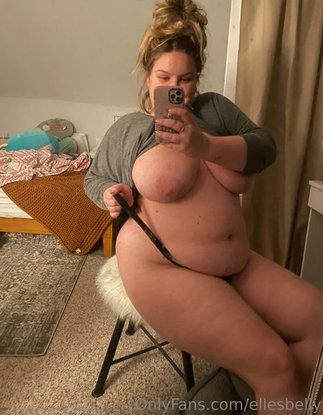 ellesbelly naked pornstar photo