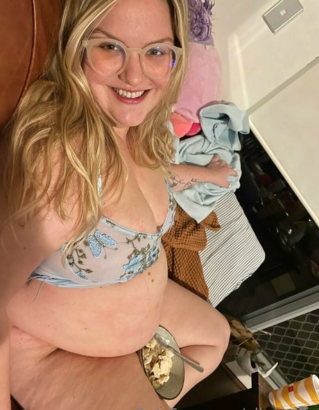 ellesbelly nude model img