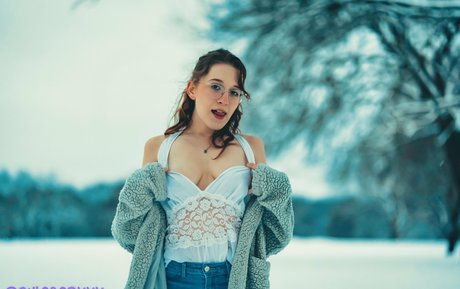 chlobodyyy naked model pictures