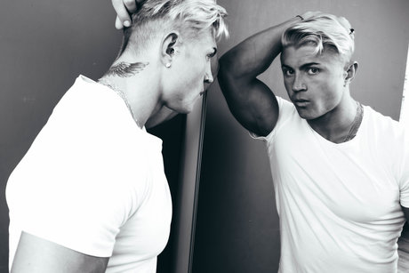 Genri Teivald model art photos