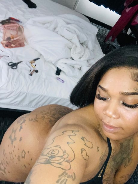 GoldeexXx exclusive model photo