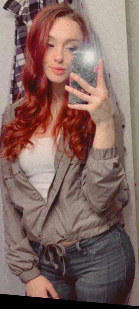 Erika Elise naked actress photo