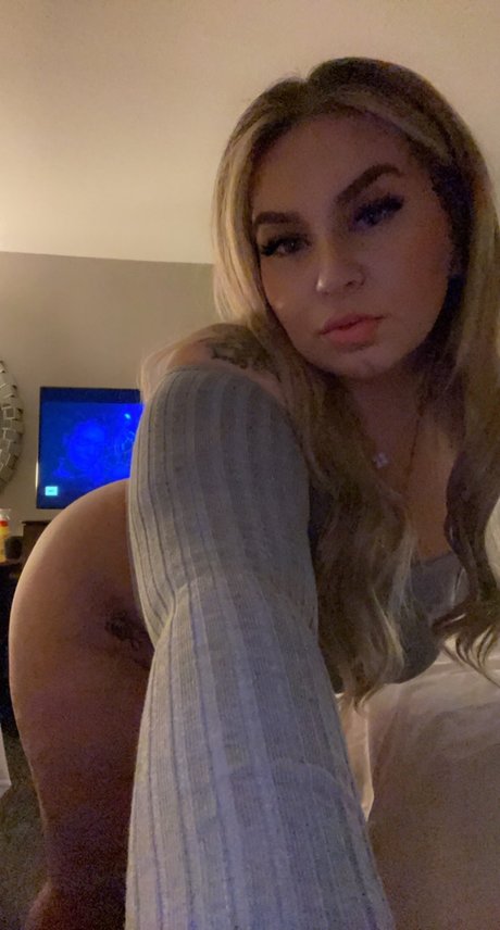 NadiaLuvee model beautiful photo