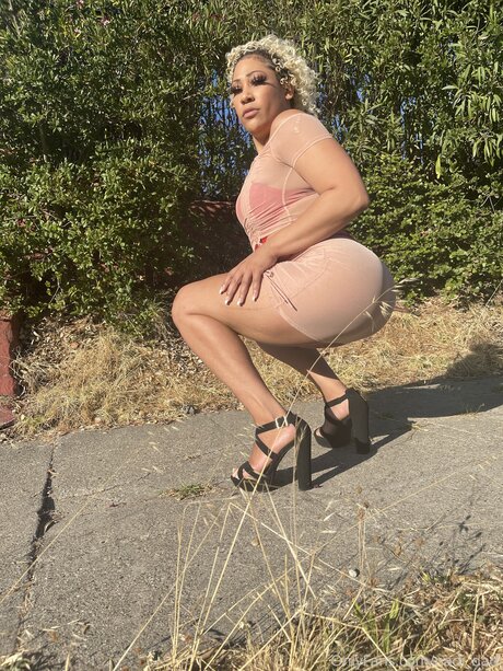 Nadi Hustle model hot photo