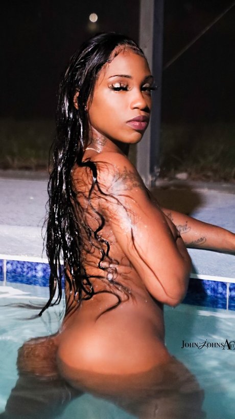 Mzprettyypussyy model top picture