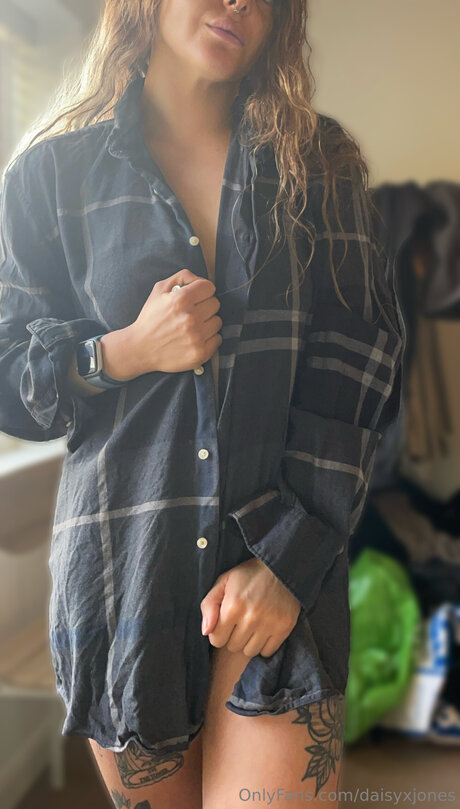 Daisy Jones FREE PAGE_ model beautiful picture