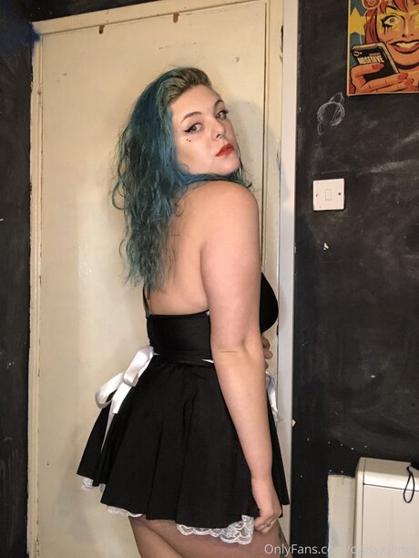 Daisy Jones FREE PAGE_ perfect model photo