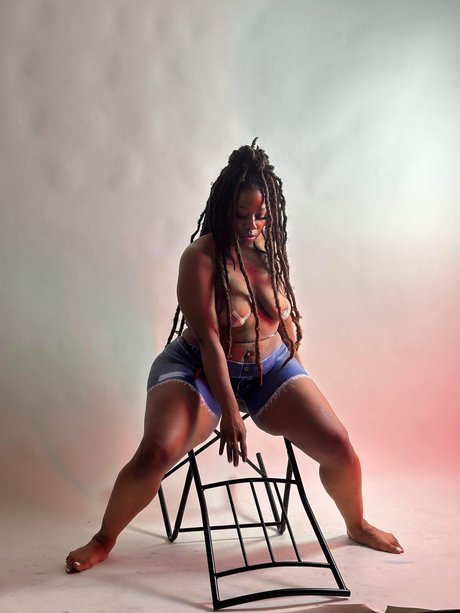 Naturally Nyke model hot img