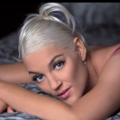 Goddess Natasha Rose naked model pics