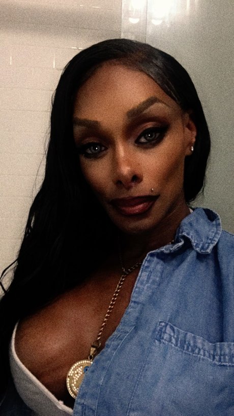 TS Natalia Coxxx star sex pictures