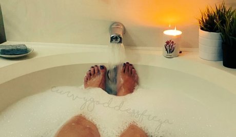 Curvy Goddess Freya_ pornstar erotic pic