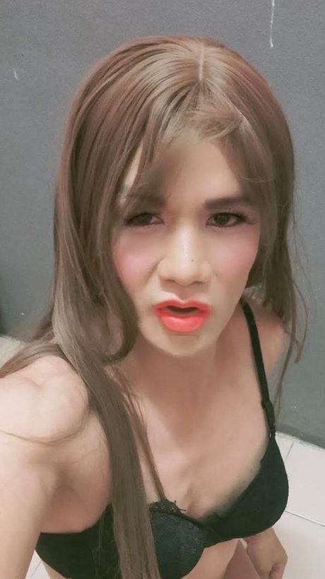 Izzy Emmy model top img