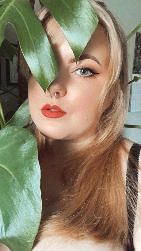 Curvy Meg hot actress photos